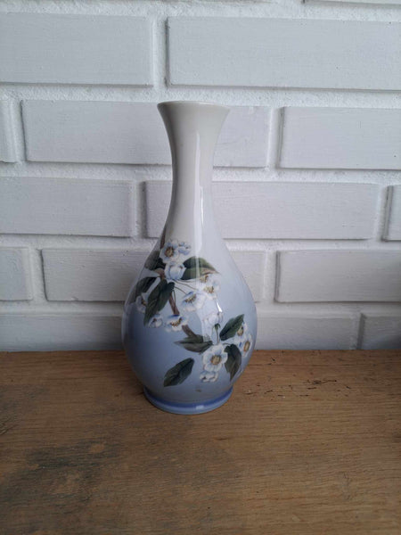 Royal Copenhagen. Vase med æblekvist 22 cm. 3. sort #863-51