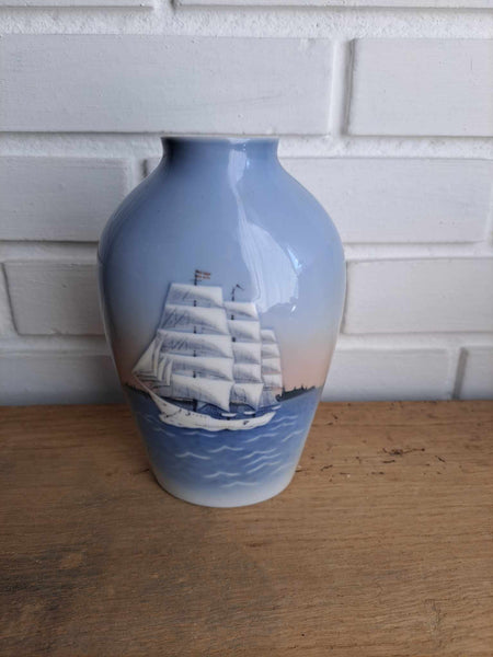 Bing & Grøndahl. Vase med skoleskibet Danmark 18 cm. #1302/6239