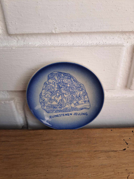 Søholm. Platte med Runestenen Jellinge 8,5 cm.