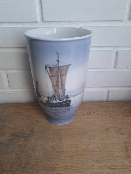 Royal Copenhagen. Vase med fiskerbåde 22,5 cm. #2819/3549
