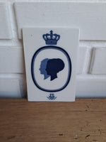 Royal Copenhagen. Flise med silhuet af Dronning Margrethe og Prins Henrik 13 cm.