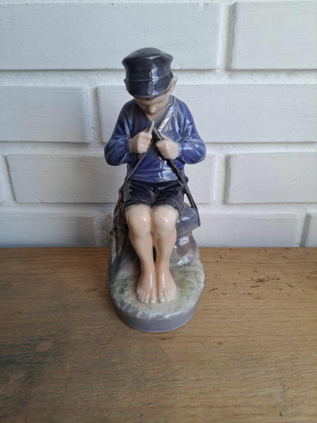 Royal Copenhagen. Hyrdedreng der snitter #905