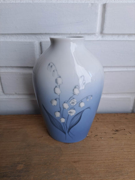 Bing & Grøndahl. Vase med liljekonval 18 cm. #57/239