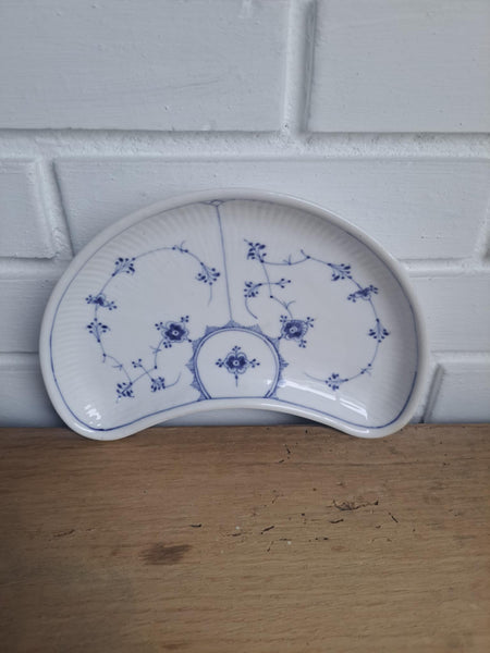 Royal Copenhagen, Musselmalet riflet, Halvmåne fad 22 cm #1/155
