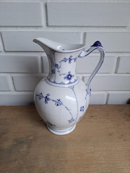 Royal Copenhagen. Musselmalet riflet, Chokoladekande med låg 1.2 L. #1/482