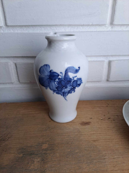 Royal Copenhagen. Blå blomst flettet, Vase 16 cm. #8259
