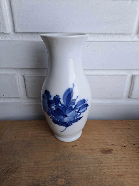 Bing & Grøndahl. Blå blomst flettet, Vase 18 cm. #10/8263