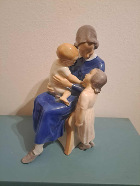 Royal Copenhagen. Mor med to børn #468