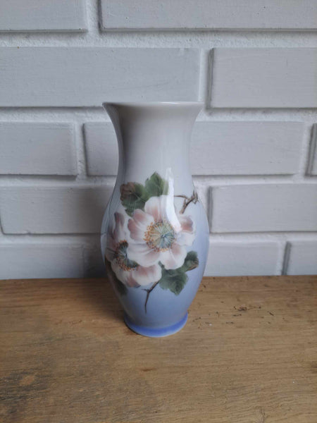 Royal Copenhagen. Vase med blomster 17,5 cm. #1630/757