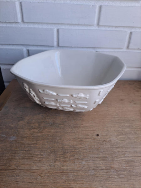 Royal Copenhagen. Blanc de chine, Skål med fiskemotiver 28 cm. #4085