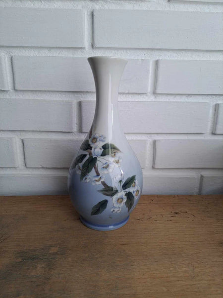 Royal Copenhagen. Vase med æblekvist 22 cm. 1. sort #863-51