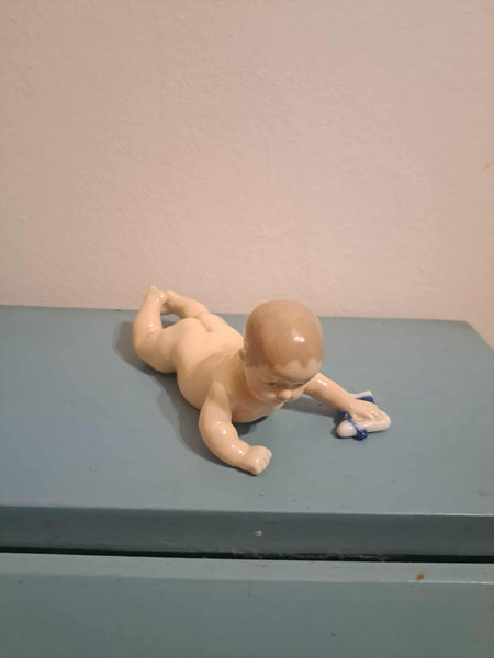 Royal Copenhagen. Kravlende baby med sok #112