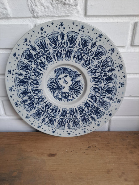 Bjørn Wiinblad. Platte med blåt motiv "Pigen i midten" 30 cm. #3057/1242