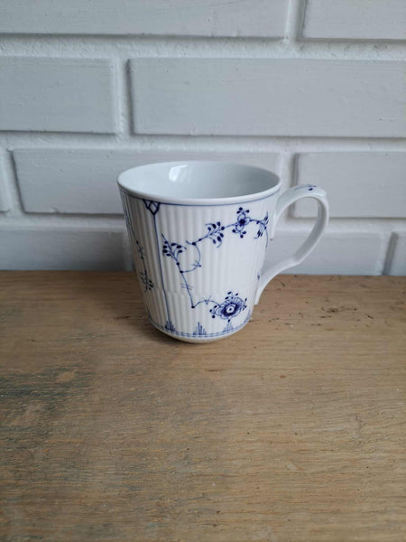 Royal Copenhagen. Musselmalet riflet, Krus 37 cl. #103
