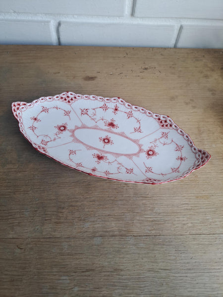 Royal Copenhagen. Ruby red musselmalet halvblonde. Ovalt fad 24,5 cm. #349
