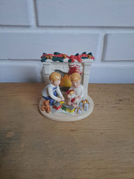 Royal Copenhagen. Clara og Peter ved kaminen #411