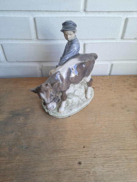 Royal Copenhagen. Dreng med kalv #772