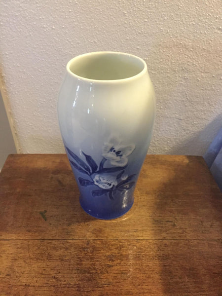 Bing & Grøndahl. Julerose, Vase 21,5 cm. #682