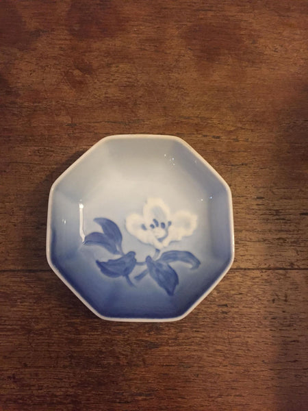 Bing & Grøndahl. Julerose, 8-kantet skål 9 cm. #331