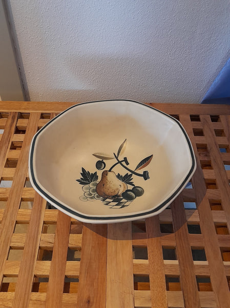 Royal Copenhagen.  Fajance skål med frugt 23 cm.