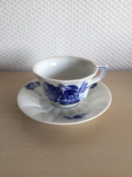 Royal Copenhagen. Blå blomst, kantet, Kaffekop #8608 2. sort.