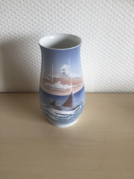 Bing & Grøndahl. Vase med fiskekutter 17,5 cm. #1302/6211