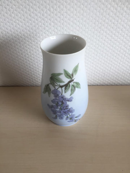 Bing & Grøndahl. Vase med blåregn 17 cm. #72/210