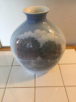 Bing & Grøndahl. Vase med springvand i byen 25,5 cm #1302/6506