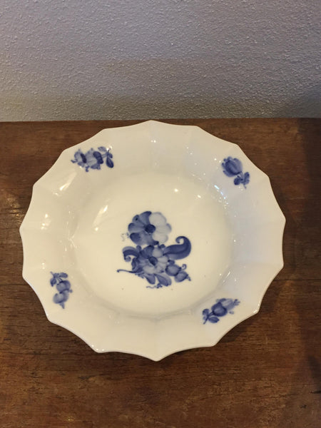 Royal Copenhagen. Blå blomst, kantet, Asiet 21 cm. #8557