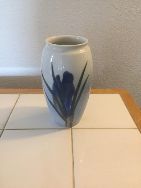 Bing & Grøndahl. Vase med iris 13,5 cm. #386/5254