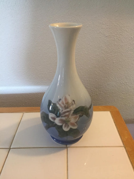 Royal Copenhagen, Vase med blomster 21,5 cm. #53/51