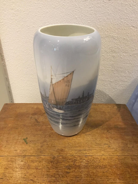 Royal Copenhagen, Vase med sejlbåd 23,5 cm. #2609/1049