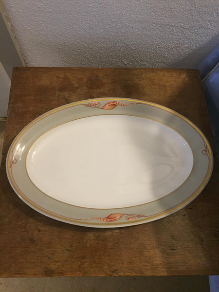 Royal Copenhagen. Magnolia Lysegrå, Fad 32,5 cm. #374